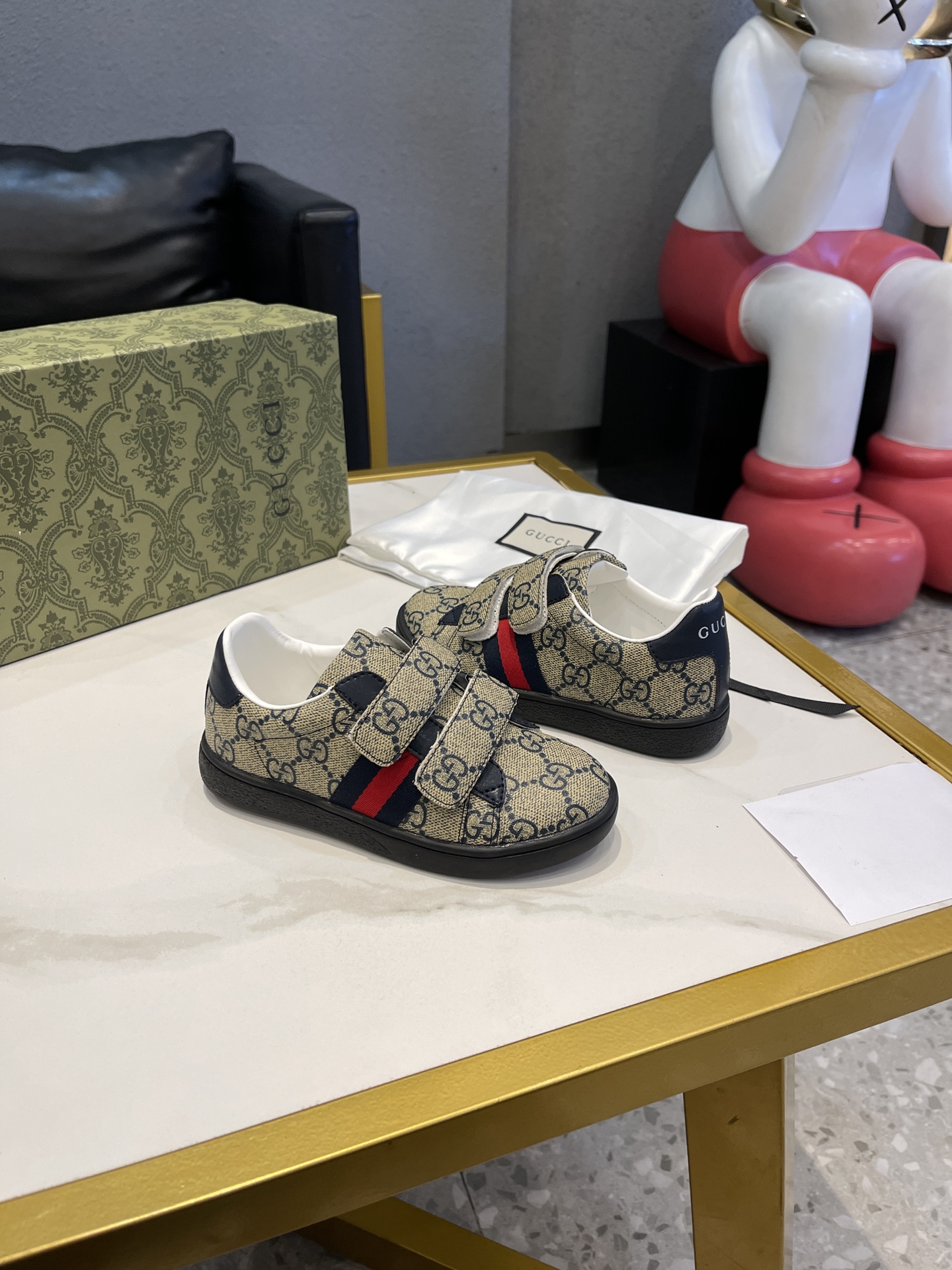 Children's shoes child